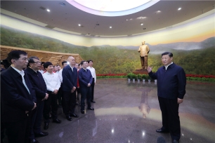 习近平表示，在这里，毛泽东同志发表了《论人民民主专政》，为新中国的建立奠定理论基础和政策基础。